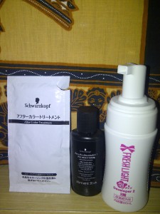 Isi paketnya : Conditioner after treatment, color agent & developer